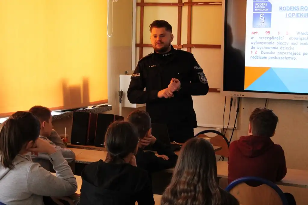 Spotkania profilaktyczne z udziałem policjantów w szkołach z terenu Nowego Sącza i powiatu nowosądeckiego