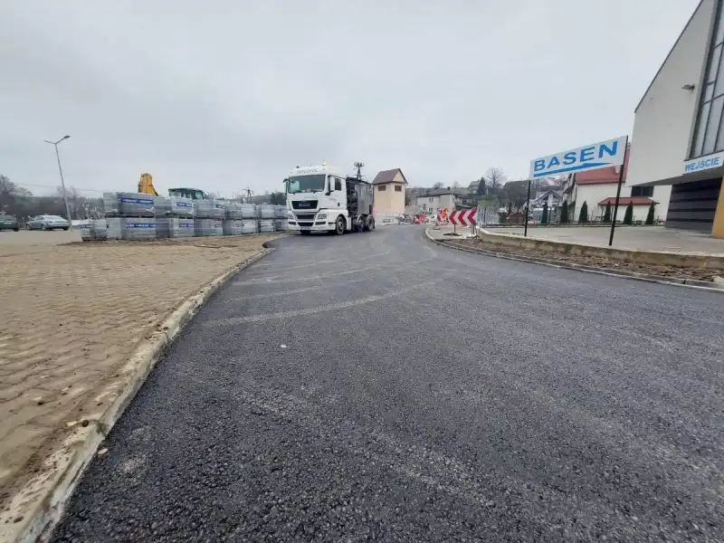 Trwa modernizacja drogi w Korzennej. Pierwsza warstwa asfaltu już położona