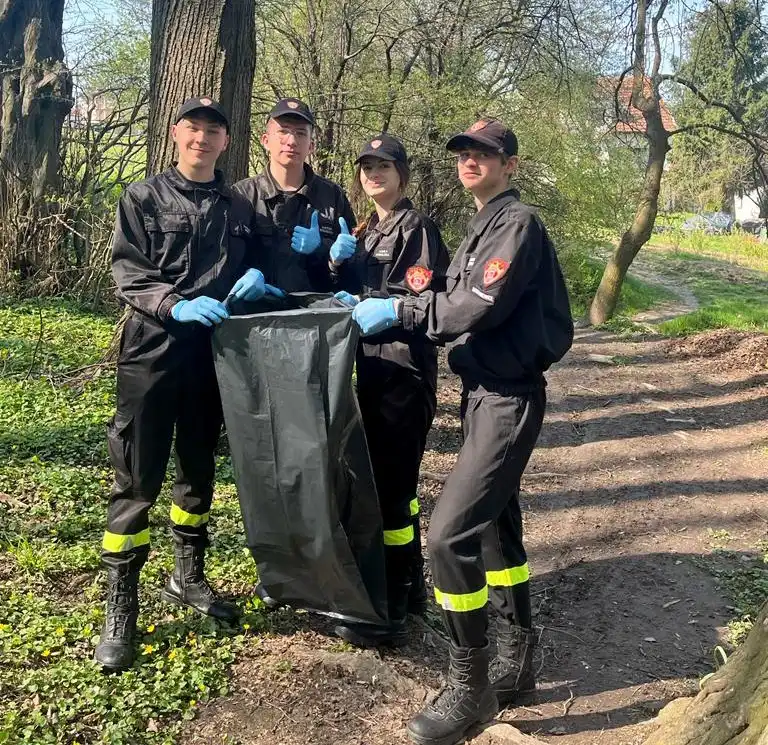 Uczniowie ZS w Marcinkowicach sprzątali dla Polski