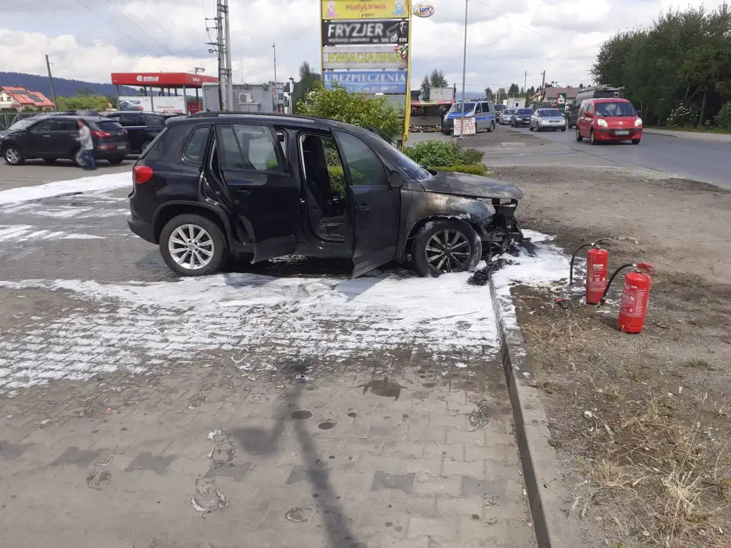 Świniarsko: Pożar osobówki na parkingu sklepu