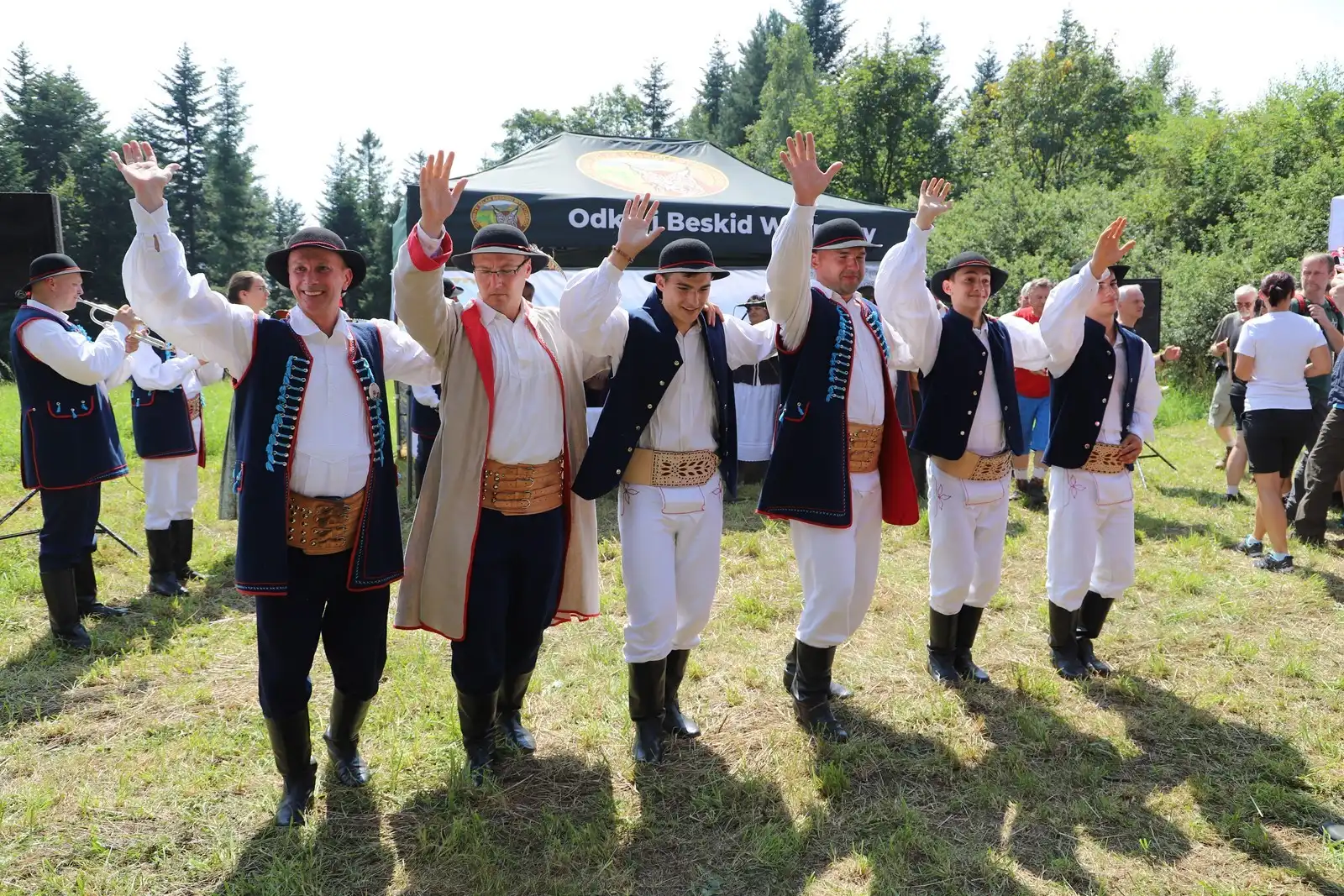 Akcja "ODKRYJ BESKID WYSPOWY 2023". Turyści dotarli na szczyt góry Golców