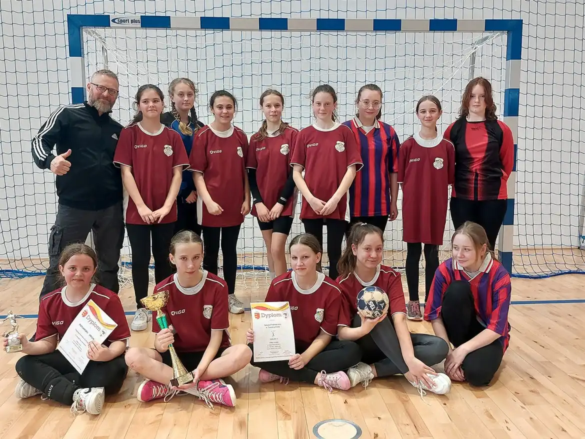 Uczennice ze Szkoły Podstawowej w Trzetrzewinie najlepsze w szczypiorniaka