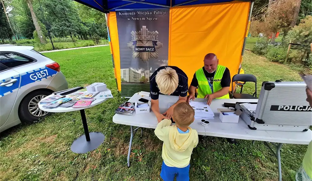Inauguracja "Bezpiecznych Wakacji 2022" z sądeckimi policjantami