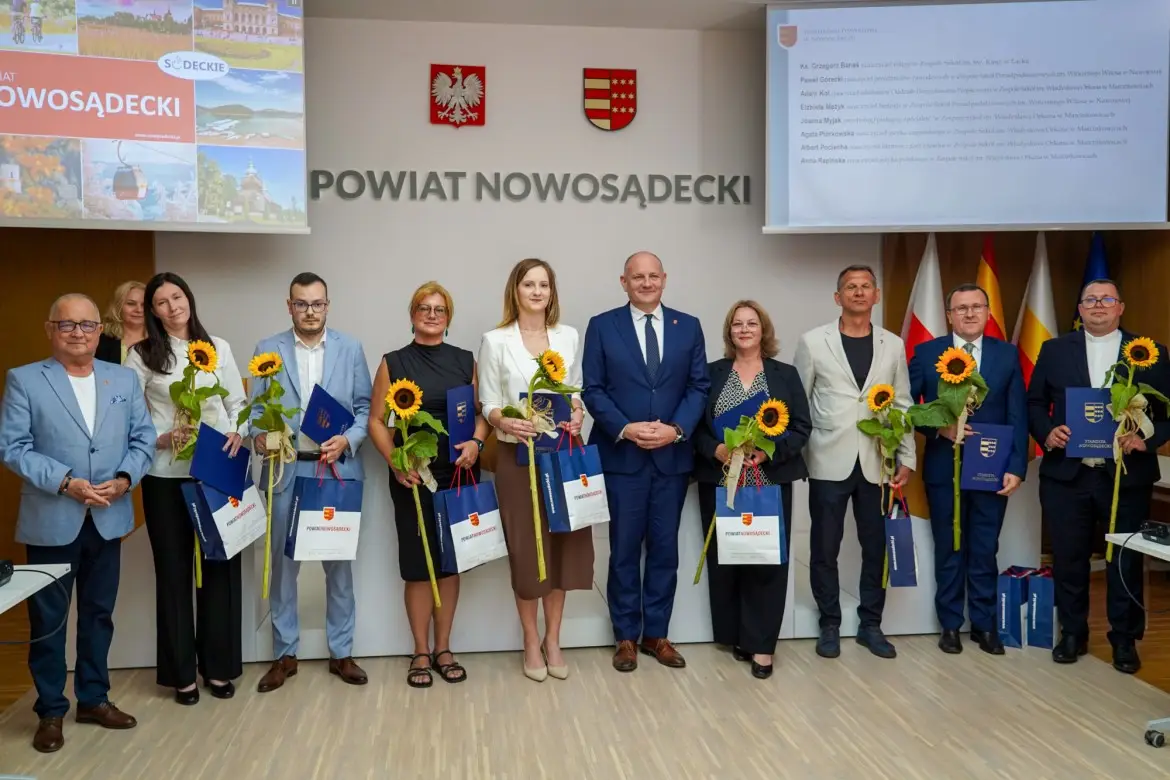 Awanse dla nauczycieli i AED w szkołach. Powiat nowosądecki przygotowuje się do nowego roku