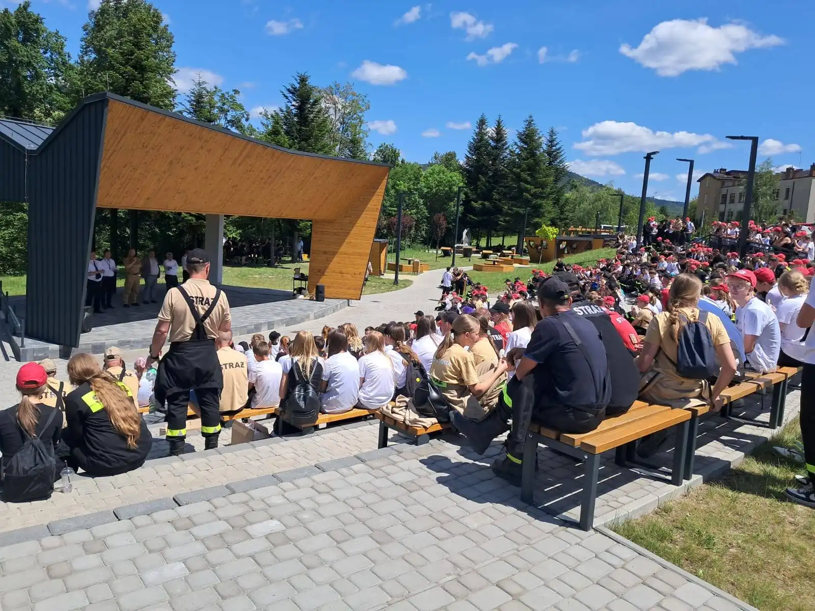 XIII Powiatowy Zlot Młodzieżowych Drużyn Pożarniczych w Łabowej. Strażacka pasja i integracja młodzieży
