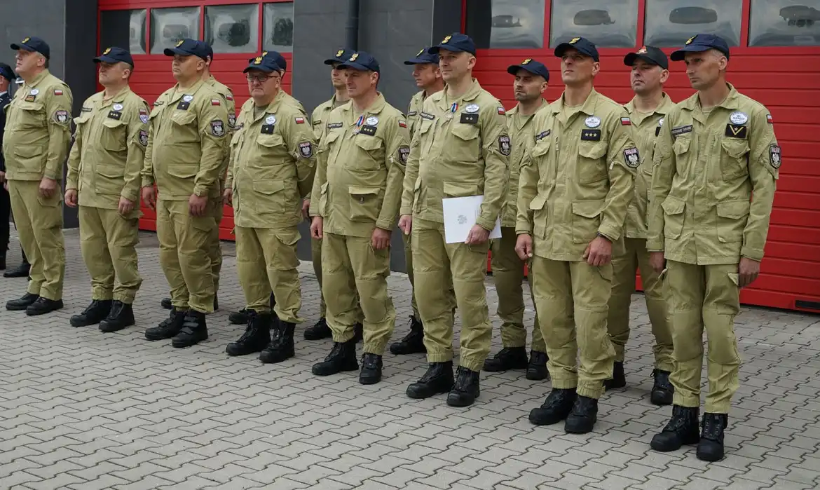 Powiatowy Dzień Strażaka. Starosta wręczył Złote Jabłka Sądeckie strażakom ze Specjalistycznej Grupy Poszukiwawczo-Ratowniczej