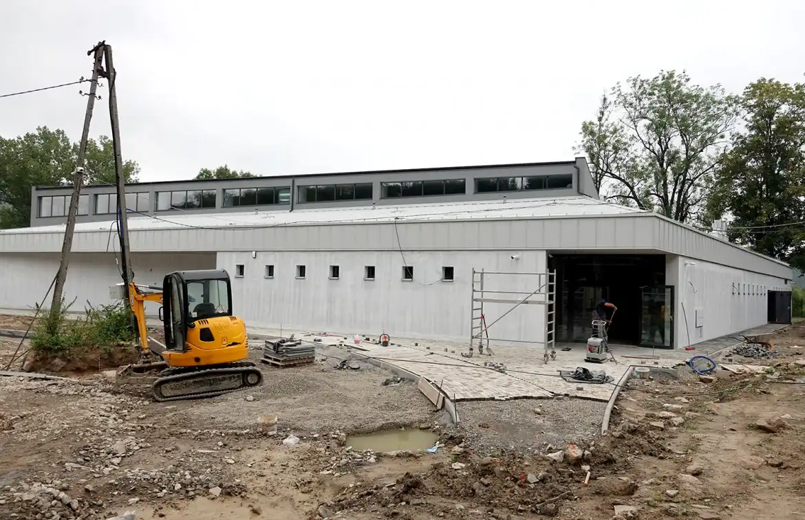 ZS w Marcinkowicach: przed nową halą sportową trwa utwardzanie terenu