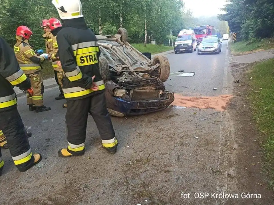 W Kamionce Wielkiej dachował samochód osobowy