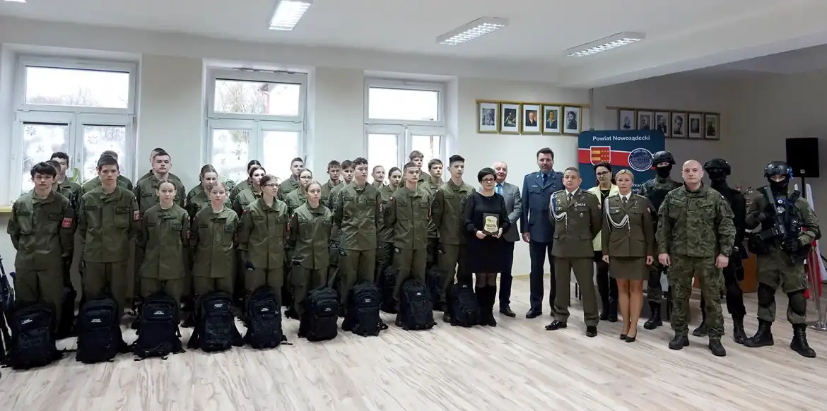 Uczniowie klasy wojskowej ZS w Marcinkowicach otrzymali mundury i sprzęt