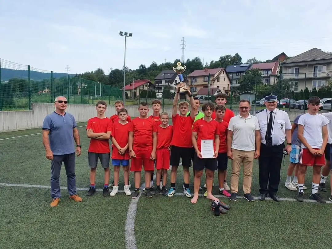 Medale i puchary dla zwycięzców IX Powiatowego Turnieju Piłki Nożnej Młodzieżowych Drużyn Pożarniczych „Orlik 2022”