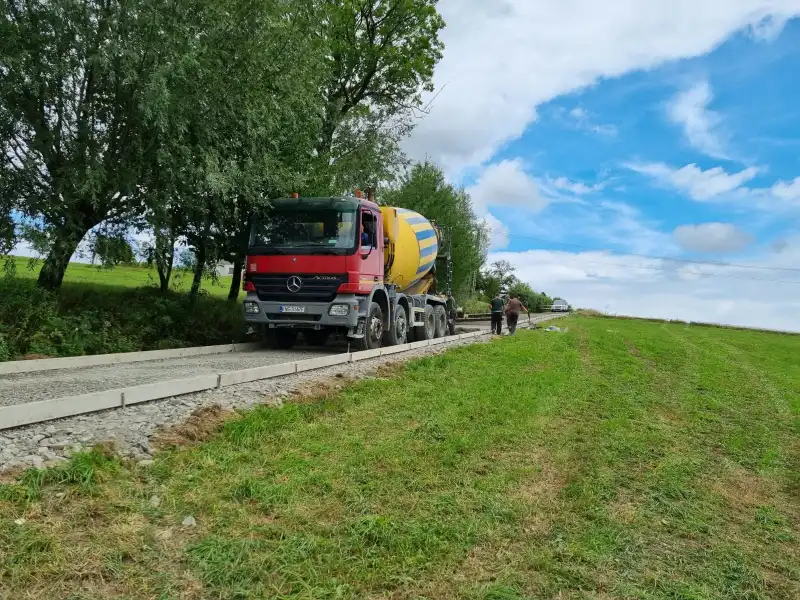 Trwają prace przy budowie drogi betonowej w Lipnicy Wielkiej