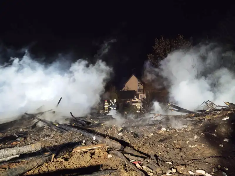 Barcice: spłonęły trzy budynki gospodarcze. Z ogniem walczyło 14 zastępów straży