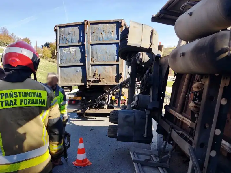 Tęgoborze: Na DK75 przewróciła się przyczepa z metalowymi chłodnicami