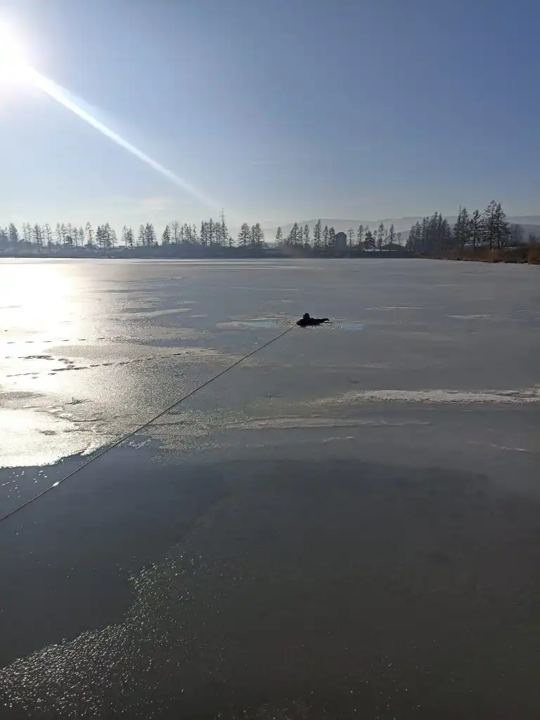 Szkolenie strażaków na lodzie. Ratownictwo w trudnych warunkach