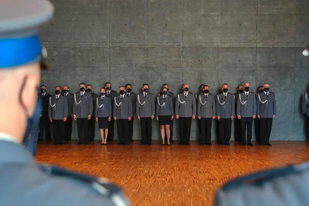 Szeregi małopolskiej Policji zasiliło 49 nowych funkcjonariuszy. Jeden z nich będzie pełnił służbę w Nowym Sączu