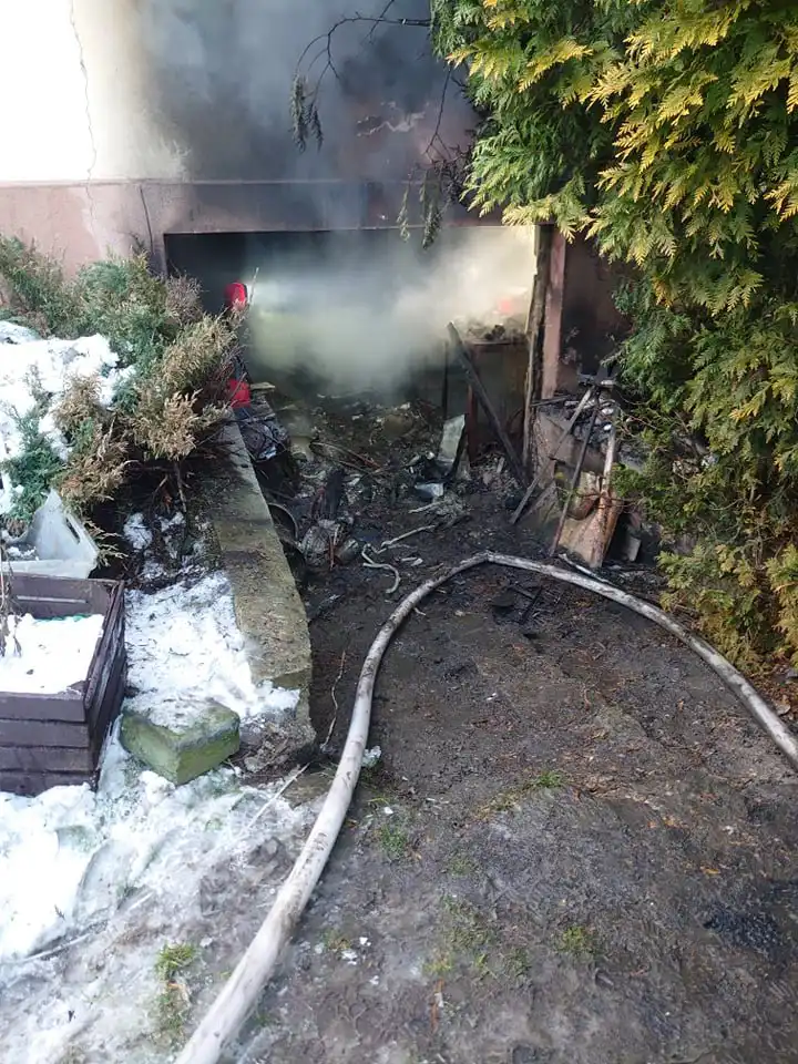 Lipowe: Pożar garażu w budynku mieszkalnym. Jedna osoba poszkodowana