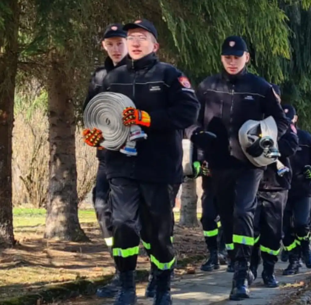 Uczniowie klasy pożarniczej ZS w Marcinkowicach ćwiczą umiejętności