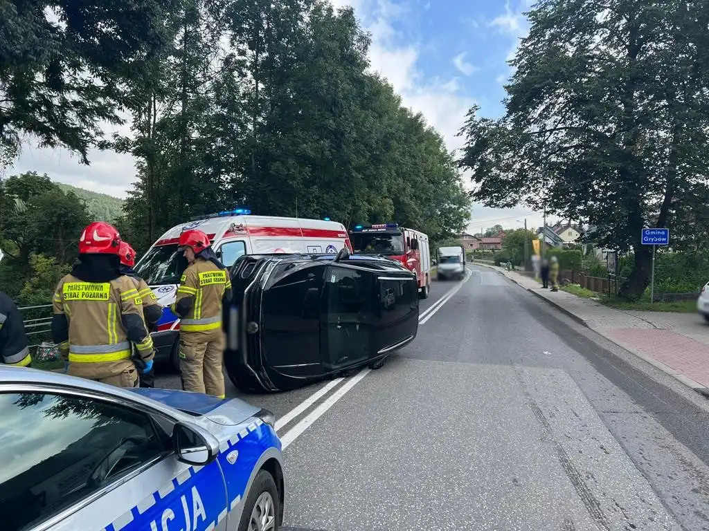 Biała Niżna: Osobówka uderzyła w zaparkowany na poboczu pojazd. Jedna osoba trafiła do szpitala