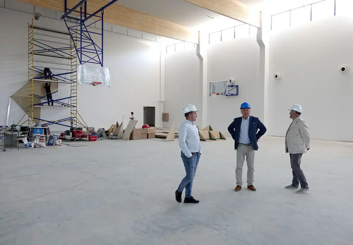 Postępują prace przy budowie hali sportowej ze strzelnicą przy Zespole Szkół w Marcinkowicach