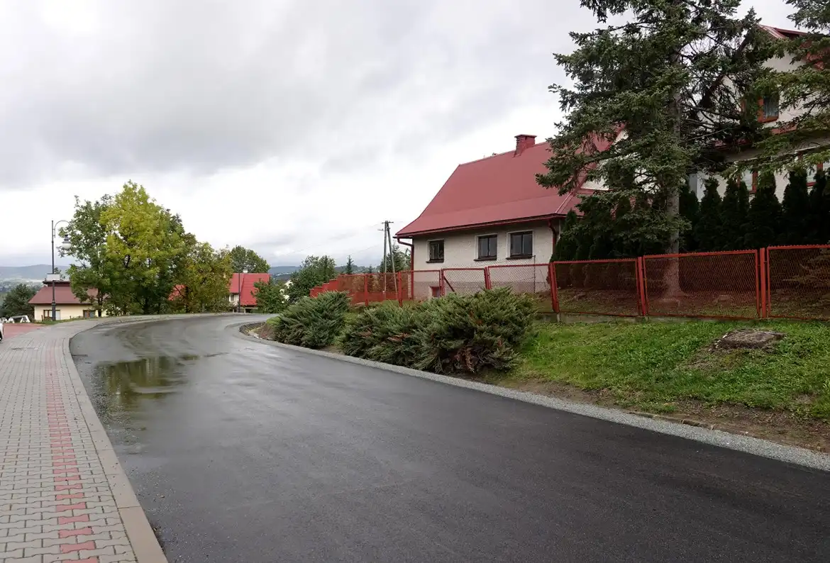 Trwają prace przy kilkunastu inwestycjach na drogach powiatu nowosądeckiego