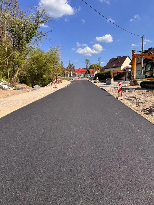 Droga powiatowa w centrum Koniuszowej przejezdna i z nową nawierzchnią