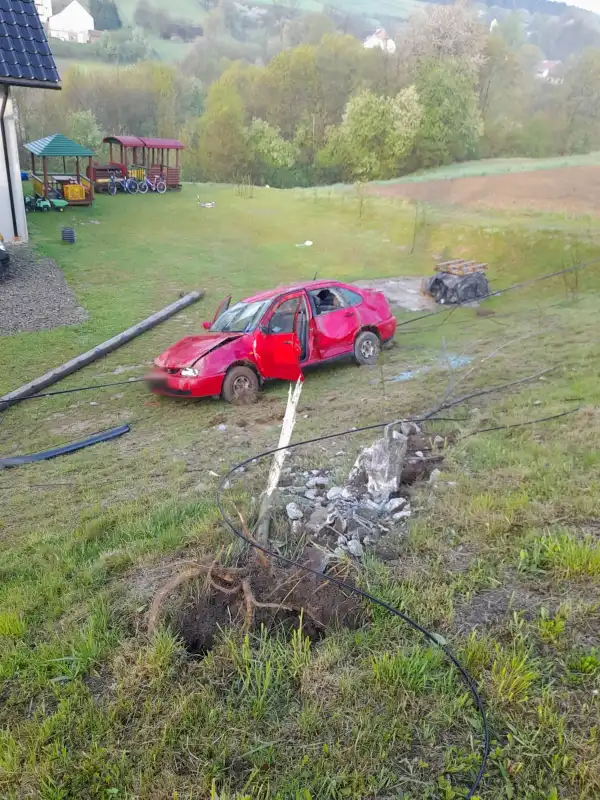 Wypadek w Jasiennej. Dwie osoby trafiły do szpitala
