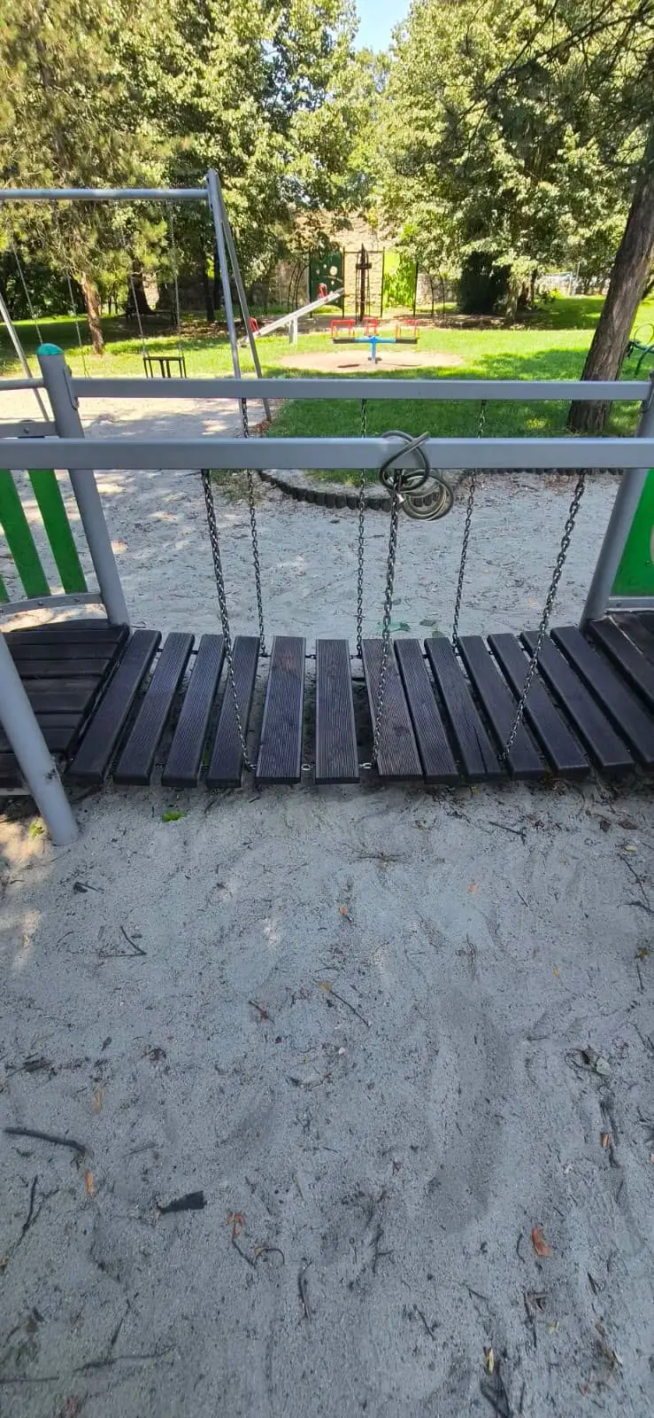 Wandale niszczą miejsca dla najmłodszych. Problem na placach zabaw w Nowym Sączu