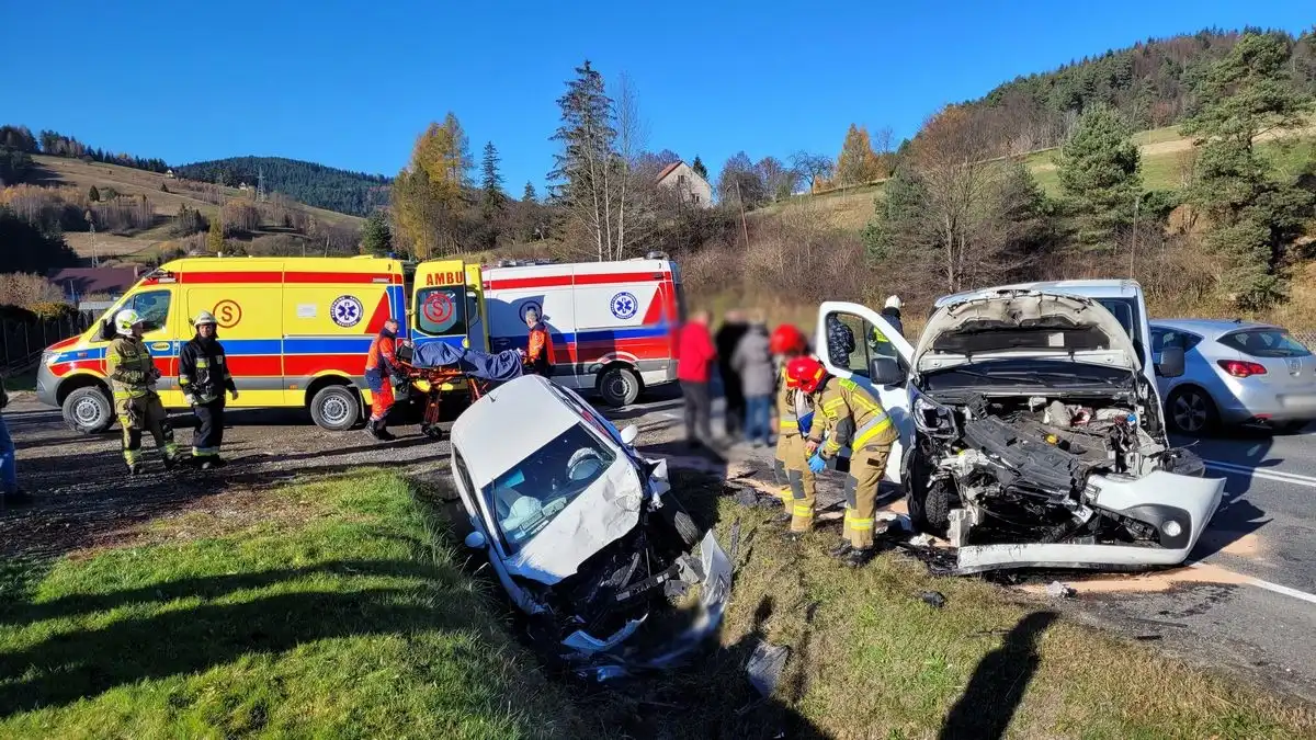 Wypadek w Roztoce Wielkiej. Trzy osoby poszkodowane
