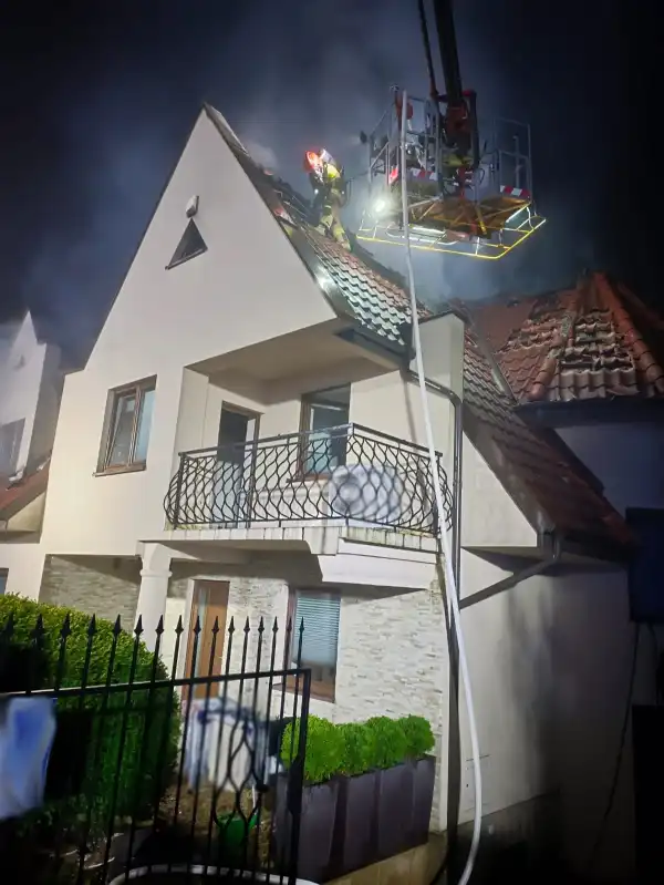 Pożar w budynku mieszkalnym przy ul. Zdrojowej w Nowym Sączu. Ogień pojawił się na poddaszu