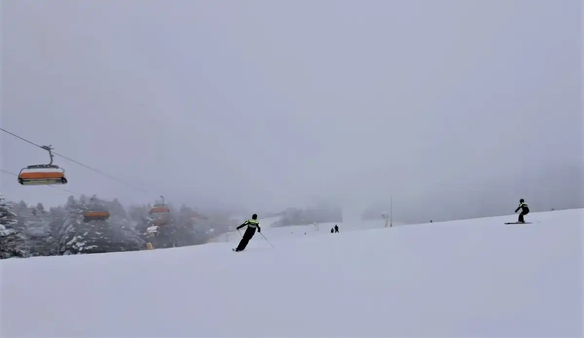 Policyjni narciarze dbali o bezpieczeństwo na stoku w Krynicy-Zdroju