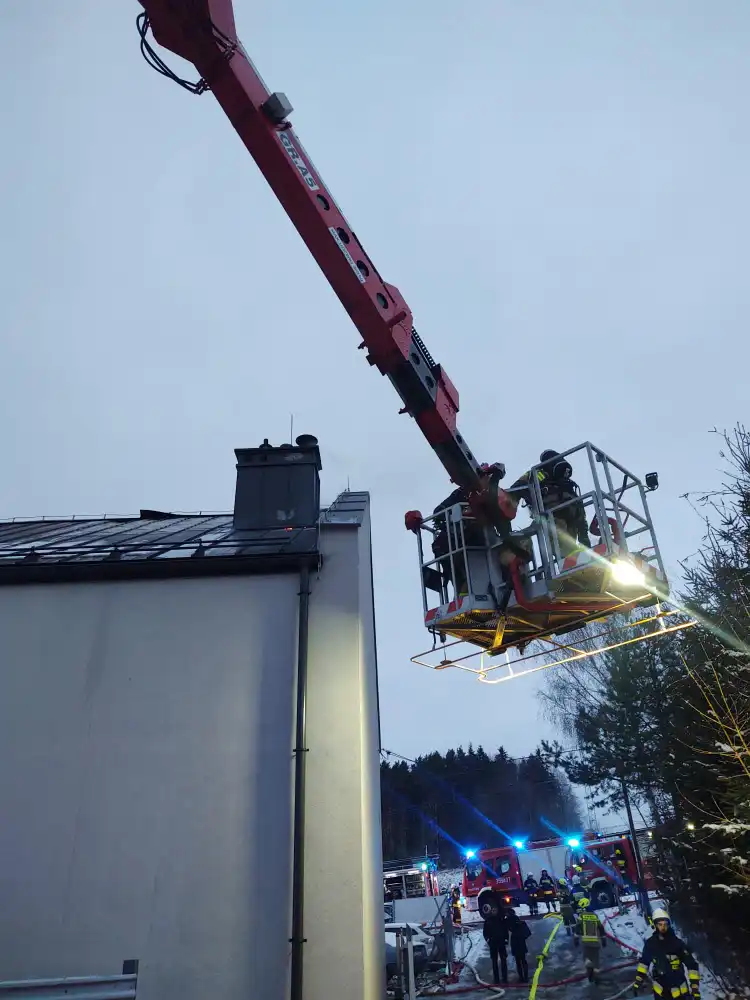 Pożar budynku w Cieniawie. Na parterze znajdował się warsztat samochodowy