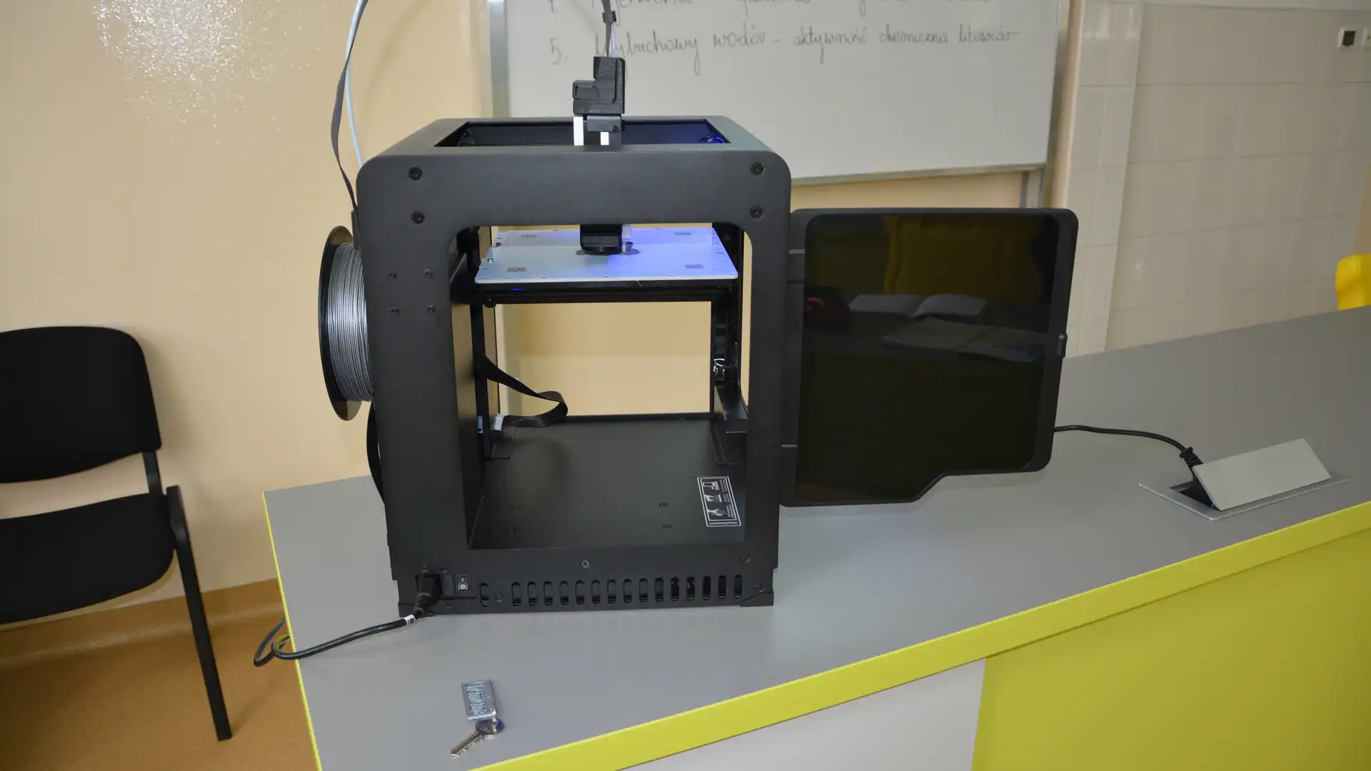 W Szkole Podstawowej w Wielogłowach jest nowa pracownia chemiczno-fizyczna