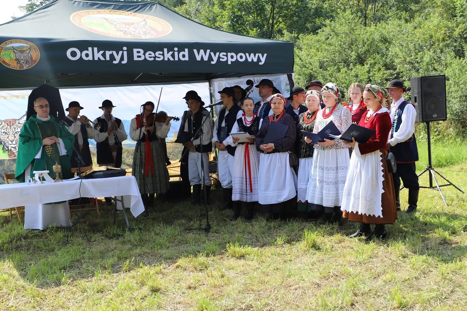 Akcja "ODKRYJ BESKID WYSPOWY 2023". Turyści dotarli na szczyt góry Golców
