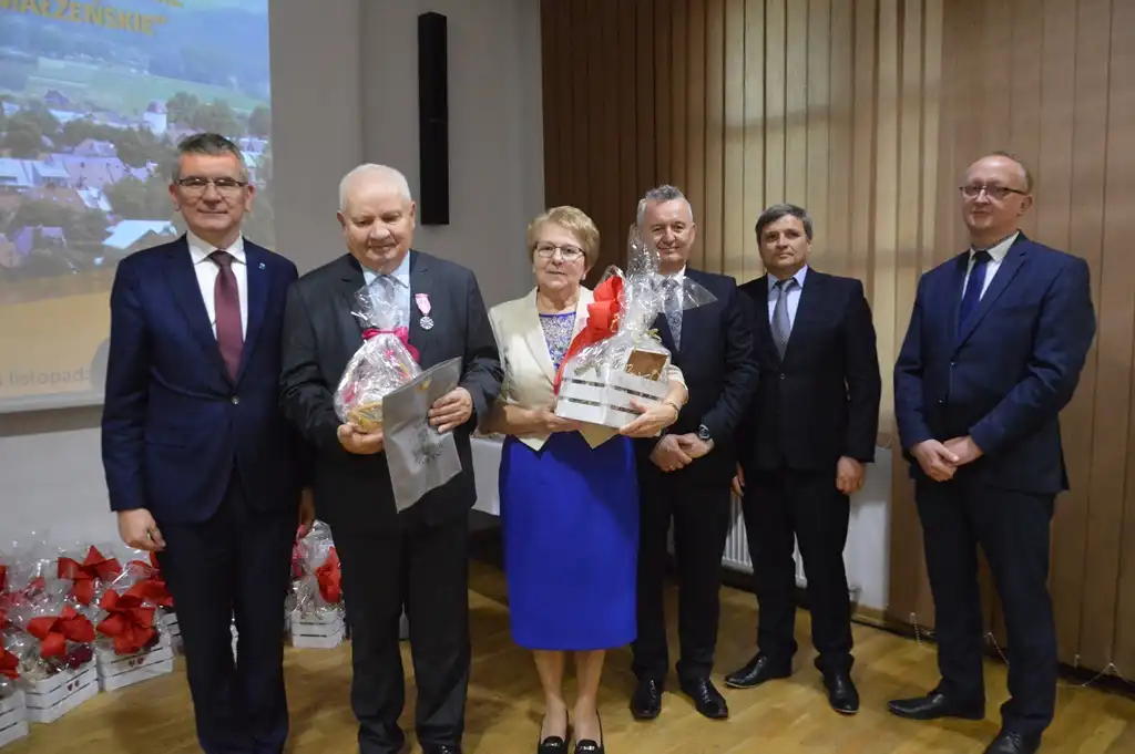 Małżeństwa z długoletnim stażem otrzymały medale od Prezydenta RP. Wśród nich pary z Gminy Stary Sącz