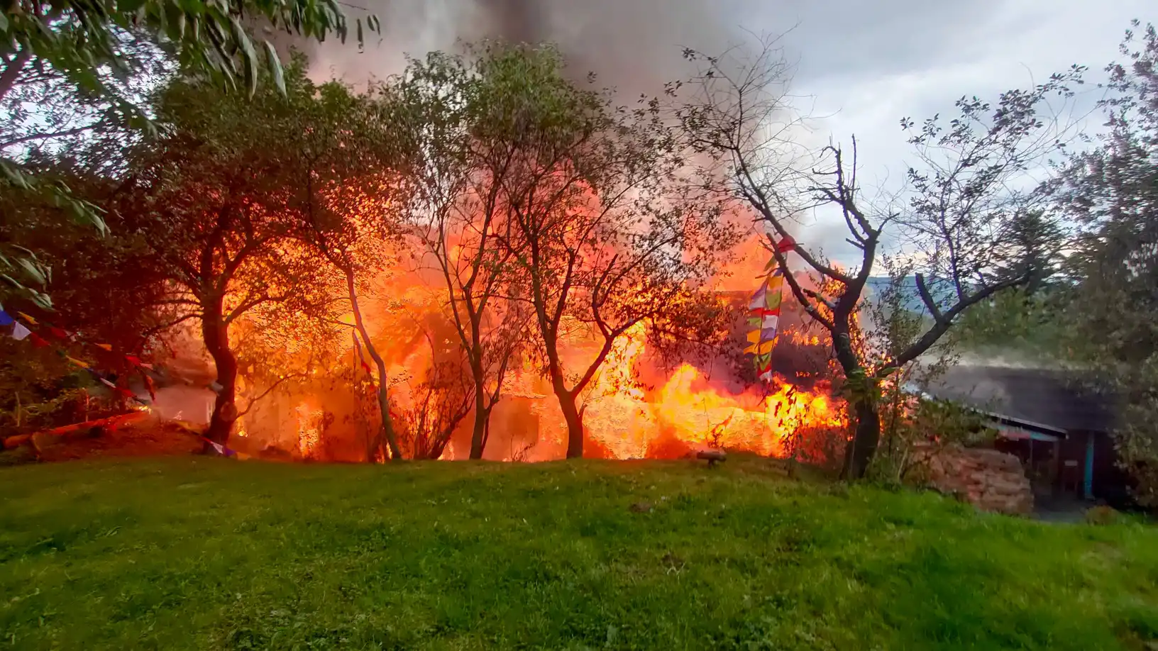 Pożar w Łazach Brzyńskich. Płonął drewniany budynek mieszkalny. Z ogniem walczyło 11 zastępów straży
