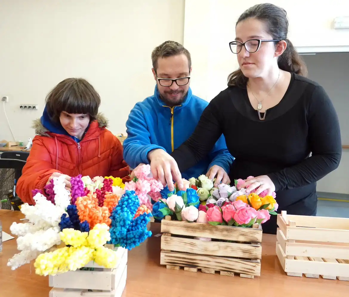 W Zakładzie Aktywności Zawodowej w Nawojowej powstają palmy, świąteczne zajączki i wiele ozdób