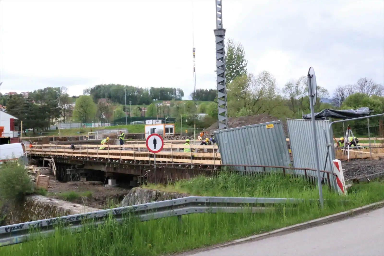Limanowa: Postępują prace przy budowie mostu łączącego ulicę W. Sikorskiego z ul. J. Marka. Ponadto trwają remonty dróg