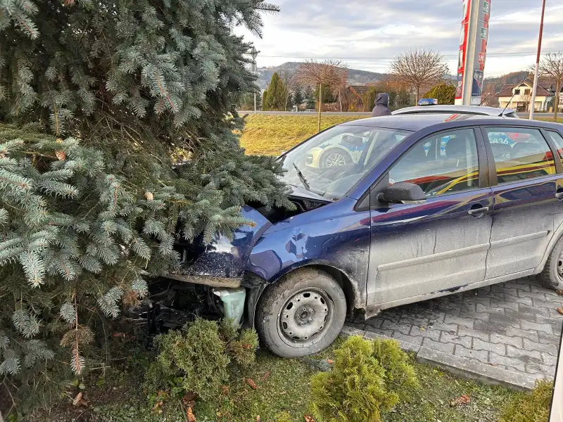 Kolizja na stacji benzynowej w Białej Niżnej