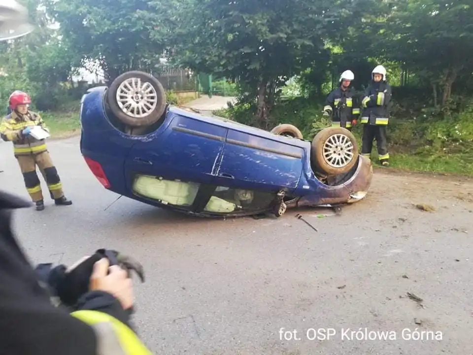 W Kamionce Wielkiej dachował samochód osobowy