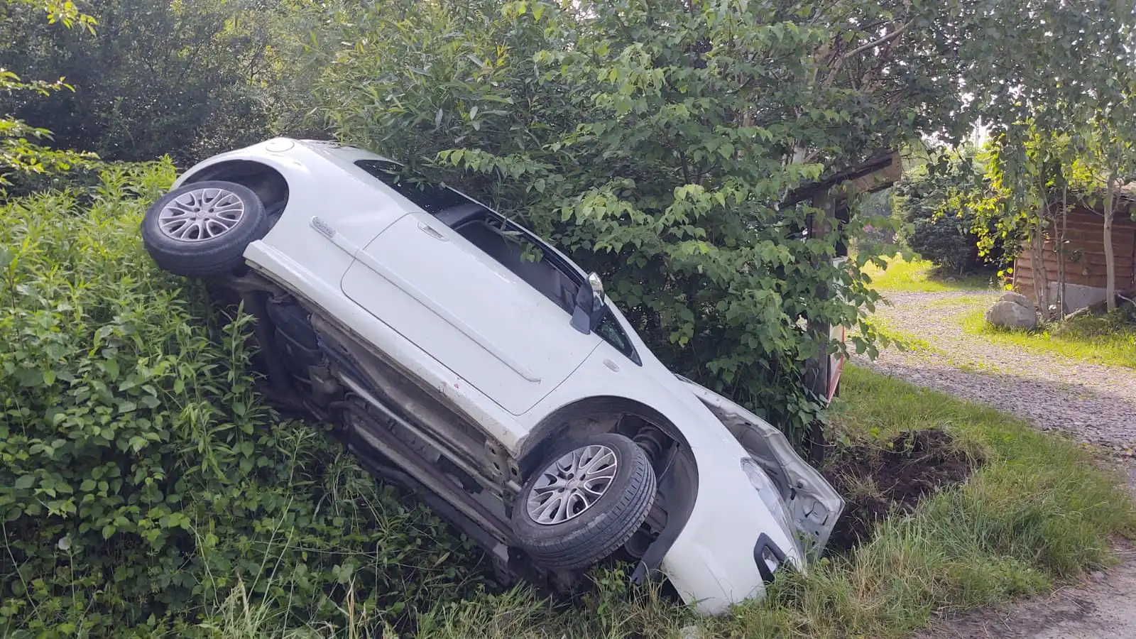 Wypadek w Stróżach. Samochód osobowy wypadł z drogi. Dwie osoby poszkodowane