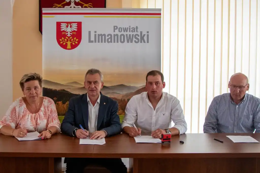 W Starostwie Powiatowym w Limanowej podpisano umowy na modernizację sal gimnastycznych w trzech szkołach ponadpodstawowych