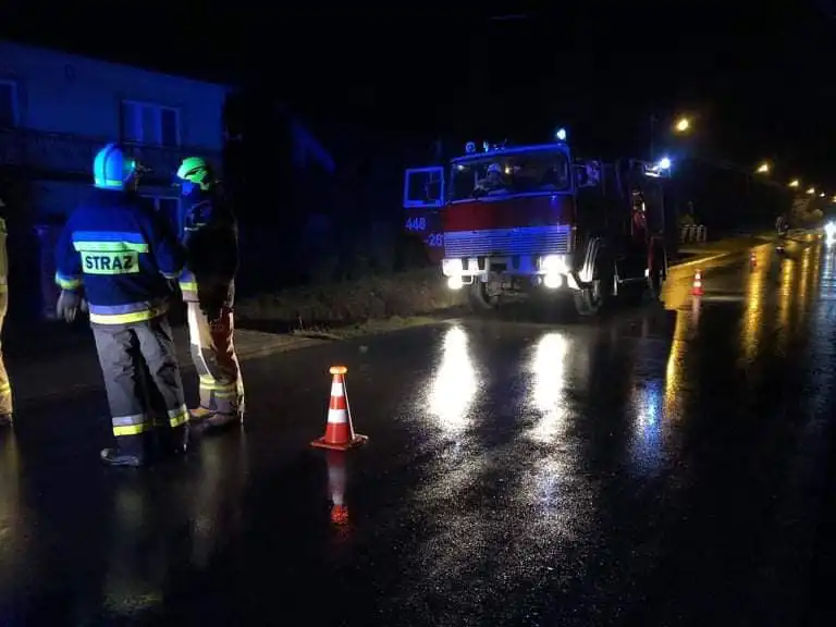 Wypadek w Śnietnicy. Osobówka wypadła z drogi i uderzyła w przepust