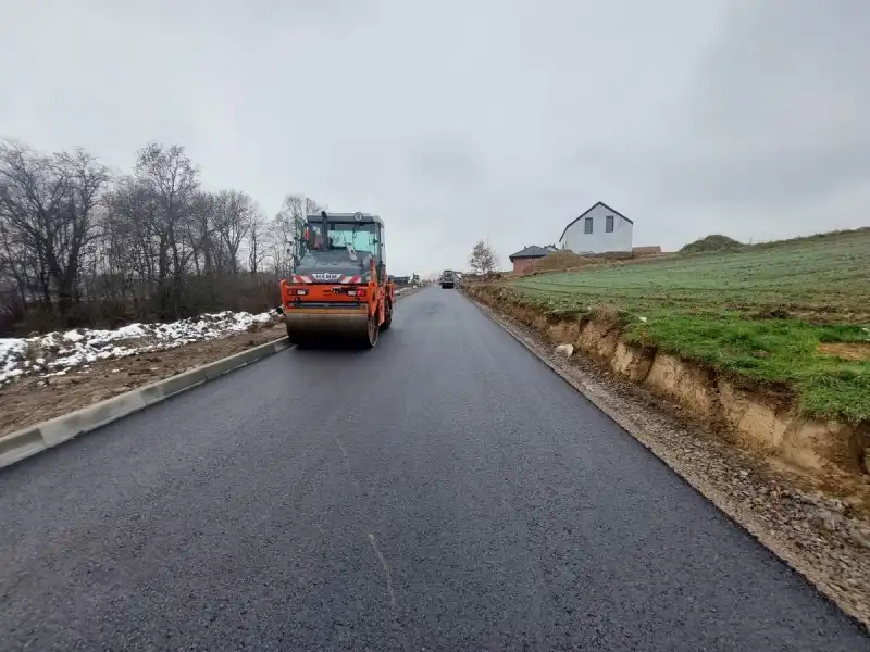 Trwa modernizacja drogi w Korzennej. Pierwsza warstwa asfaltu już położona