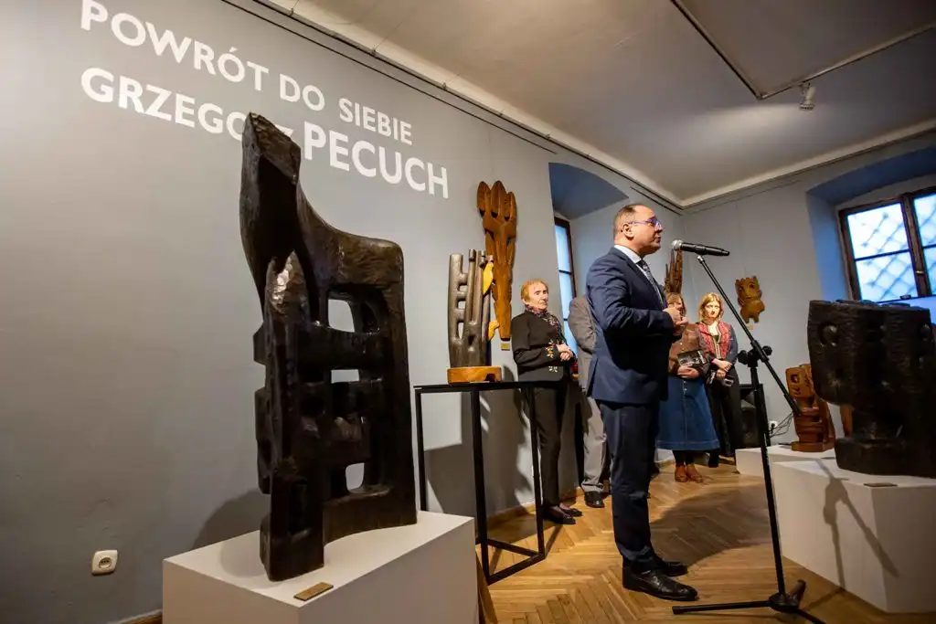 „Powrót do siebie”. Rzeźby Grzegorza Pecucha w Domu Gotyckim