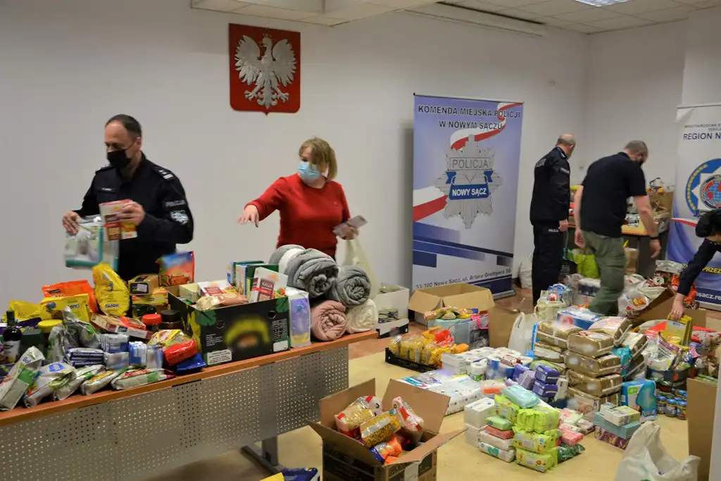 Sądeccy policjanci zebrali dary i przygotowują paczki dla mieszkańców Ukrainy
