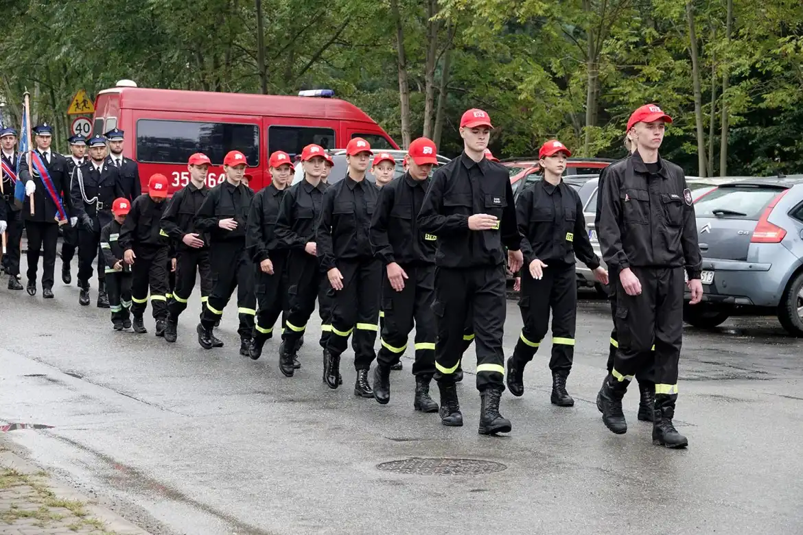 Druhowie z OSP w Paszynie otrzymali nowy samochód ratowniczo-gaśniczy i promesę od starosty