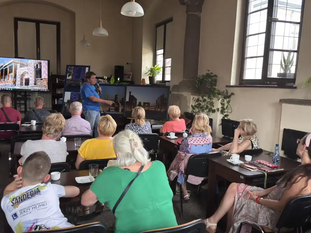Fascynująca podróż Jedwabnym Szlakiem. Spotkanie z Henrykiem Januszem w sądeckiej bibliotece