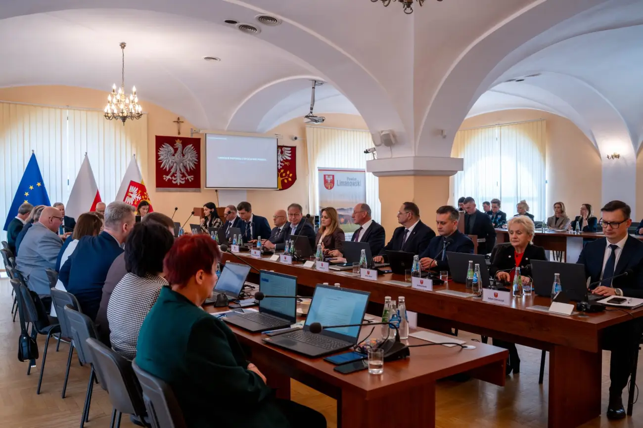 Nowa radna i ważne decyzje. XV sesja powiatu limanowskiego