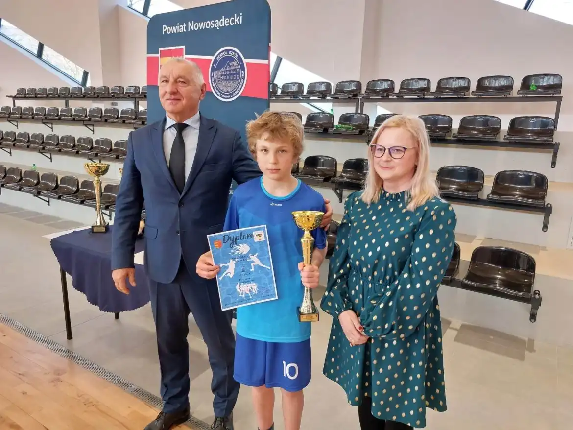 Szczypiorniści ze SP w Jazowsku najlepsi podczas Mistrzostw Powiatu w Piłce Ręcznej Chłopców