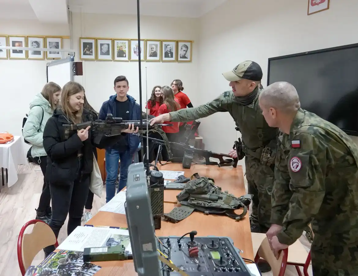 ZS w Marcinkowicach: będzie internat, strzelnica i świetne warunki do nauki. Mundury czekają na ósmoklasistów